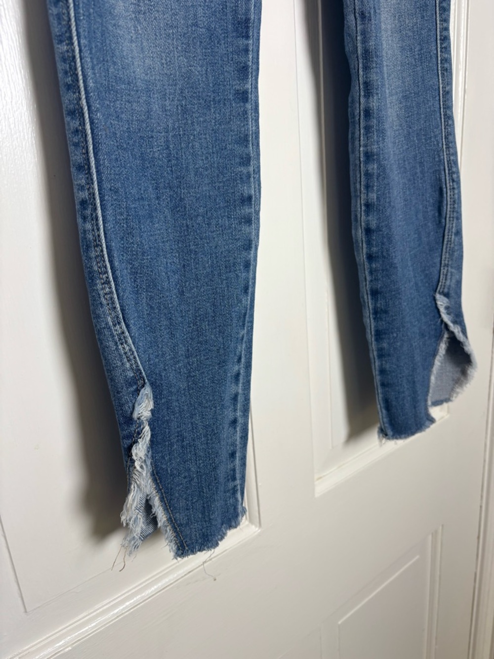 Judy Blue Women's 5/27 Mid-Blue High-Rise Cropped Skinny Jeans Frayed Split Hem - Picture 2 of 8